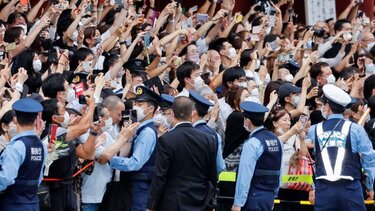 Σίνζο Άμπε: Σε στενό οικογενειακό κύκλο η κηδεία του
