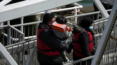 Δεκαέξι νεκροί από ανατροπή σκάφους που μετέφερε μετανάστες 