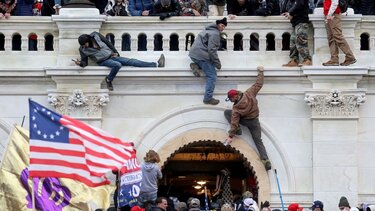 Εισβολή στο Καπιτώλιο: 20ετής κάθειρξη σε άνδρα για επιθέσεις σε αστυνομικούς