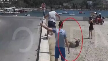 Σκιάθος: Νέο βίντεο με γυναίκα να παρασύρεται από τουρμπίνα αεροπλάνου 