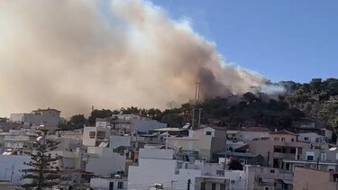 Σαλαμίνα: Υπό έλεγχο δύο φωτιές, μαίνεται η τρίτη στον λόφο Πατρίς