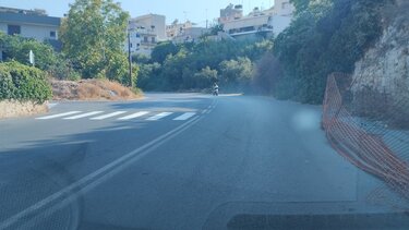 Για ανακατασκευή του δρόμου ούτε λόγος ... αλλά η διαγράμμιση έγινε!