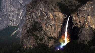 Ουράνια τόξα σε καταρράκτες υπό το σεληνόφως μέσα από τον φακό του Brian Hawkins