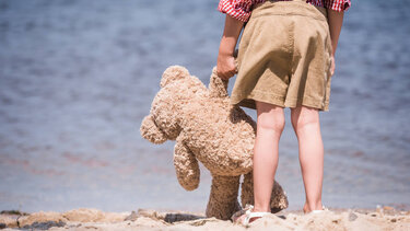 Το δίχρονο παιδάκι βρέθηκε από τον παιδότοπο στη θάλασσα!