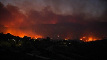 Εκκενώνεται το Νοσοκομείο Παίδων Πεντέλης λόγω της μεγάλης φωτιάς