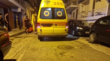 Παρέα δέκα ατόμων πλακώθηκαν στο ξύλο και γρονθοκόπησαν 37χρονο που πήγε τους χωρίσει