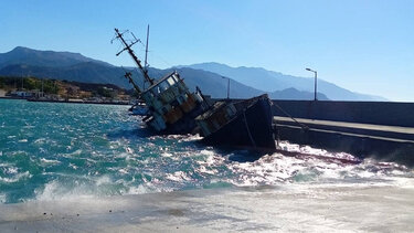 Βυθίζεται το παράνομο τσιγαράδικο