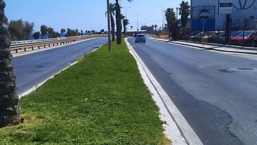 Έκαναν καινούριο το γκαζόν στις νησίδες της παραλιακής 