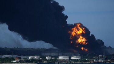 Κούβα: Εκτός ελέγχου μαίνεται η πυρκαγιά σε πετρελαϊκές εγκαταστάσεις