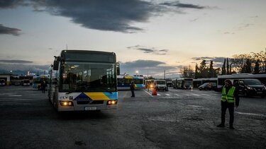 Ανήλικοι προκάλεσαν φθορές σε λεωφορείο – Οκτώ συλλήψεις για βανδαλισμούς