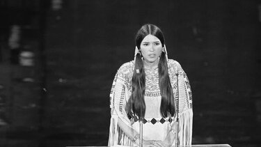 Η Ακαδημία των Όσκαρ ζητά συγνώμη από την Sacheen Littlefeather μετά από 50 χρόνια