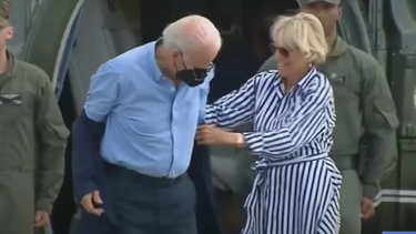 Viral οι προσπάθειες του Μπάιντεν να βάλει το σακάκι του... χωρίς να του πέσουν τα γυαλιά