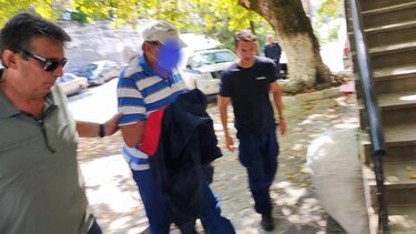 Χειροπέδες στον αντιδήμαρχο που έσερνε με το αυτοκίνητο, το γαϊδουράκι του