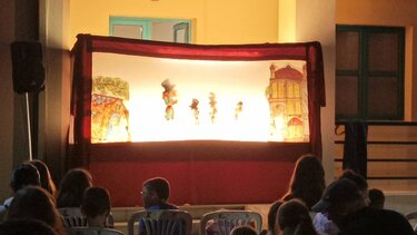 Ο καραγκιόζης διασκέδασε μικρούς και μεγάλους στην ΔΕΥΑΗ