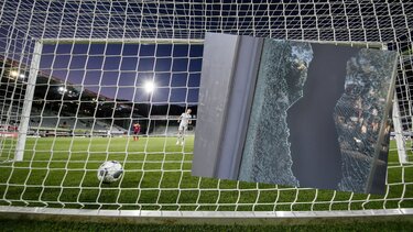 Δεν άντεξε τον αποκλεισμό της ομάδας του και έσπασε την τζαμαρία