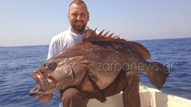 Ψαράδες "τσίμπησαν" ψάρι 42 κιλών στα Χανιά!