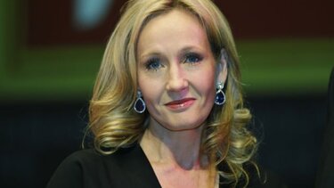 JK Rowling: Δέχεται απειλές μετά το tweet συμπαράστασης στον Σαλμάν Ρούσντι