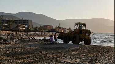 Μπουλντόζα στην παραλία στην "καρδιά" του καλοκαιριού