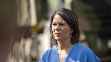 Η Μπέρμποκ αφήνει ανοικτό το ενδεχόμενο απαγόρευσης εισόδου Ρώσων στην ΕΕ