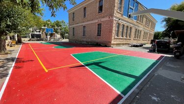 Συνεχίζονται οι εργασίες στα προαύλια των σχολείων του Δήμου Χανίων