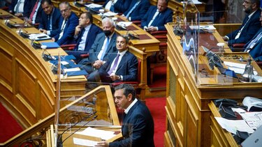 Σκληρή κόντρα Γεραπετρίτη - Τσίπρα στην Βουλή