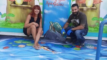 Περνούν μέσα από τη θάλασσα για να πάνε στο σχολείο!