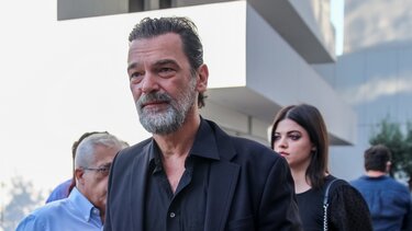 Πλήθος κόσμου στην πολιτική κηδεία του Κώστα Καζάκου