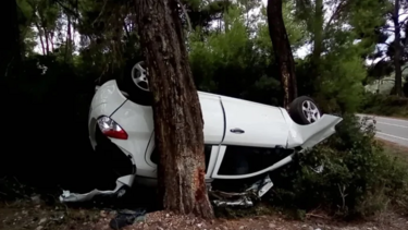 Αυτοκίνητο αναποδογύρισε και σφηνώθηκε ανάμεσα σε δύο δέντρα