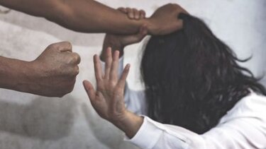 Εμφανίστηκε με τροχό για να σπάσει την πόρτα του σπιτιού που μένει η πρώην σύζυγός του