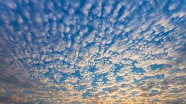 Cirrocumulus: Τι είναι τα "κύματα βαρύτητας" που εμφανίστηκαν στην Ελλάδα την Κυριακή