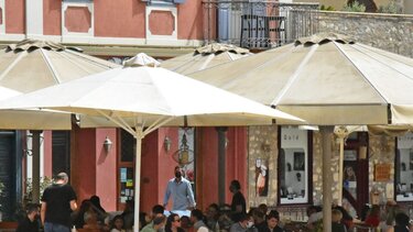 Άλμα τζίρου σε καταλύματα, εστίαση τον Αύγουστο