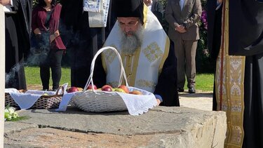 Συγκλονιστική στιγμή: Ο Αρχιεπίσκοπος Κρήτης γονατίζει στον τάφο του Ν. Καζαντζάκη!