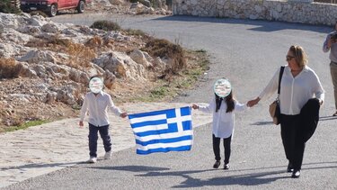 Η συγκίνηση στην παρέλαση των δύο μαθητών στην Γαύδο - Δείτε φωτογραφίες