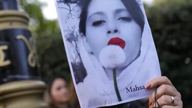 Το Παρίσι θα απονείμει μετά θάνατον τον τίτλο του επίτιμου δημότη στην Μαχσά Αμινί 