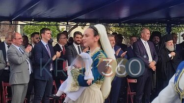 Viral η μπέμπα που παρέλασε στα Χανιά, στην αγκαλιά της μαμάς της