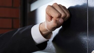 Μια σπασμένη πόρτα, ύβρεις κι απειλές, η ... απάντηση στο "χωρίζουμε"