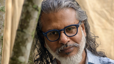 Booker Prize 2022: Νικητής ο Shehan Karunatilaka για τη μεταφυσική του σάτιρα