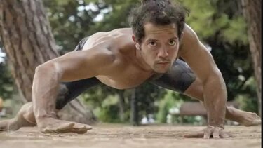 Αποκαλείται Ταρζάν της Βαρκελώνης και διδάσκει... «πως να σκαρφαλώνετε στα δέντρα σαν μαϊμούδες»