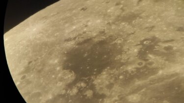 Εντυπωσιακή εικόνα της Σελήνης μέσα από τηλεσκόπιο του Σκίνακα