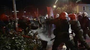 ΕΛΑΣ: 16 συλλήψεις κατά τα χθεσινά επεισόδια στα Προπύλαια