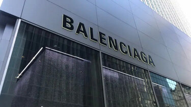  Balenciaga: Μετά την υπόθεση παιδικής πορνογραφίας ο οίκος μειώνει τις τιμές του έως και 70%