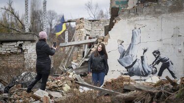 Κινδυνεύει έως και με 12 χρόνια φυλάκισης για αφαίρεση τοιχογραφίας του Banksy