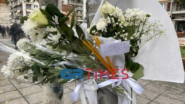 Λευκά λουλούδια στο σημείο που παρασύρθηκε η Έμμα