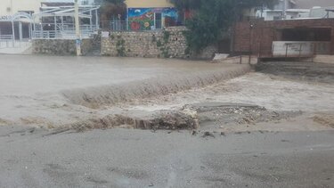 "Φουλ" επιφυλακή στη Φαιστό, λόγω των καιρικών φαινομένων - Χείμαρρος στα Μάταλα