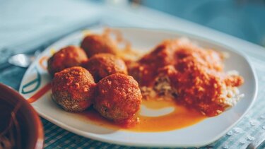Κεφτεδάκια με κόκκινη σάλτσα