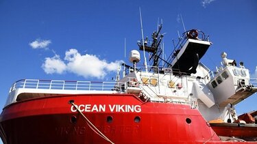Το σκάφος διάσωσης μεταναστών Ocean Viking κατευθύνεται στη Γαλλία