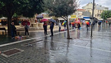 Η βροχή και το "κύμα" πλανόδιων πωλητών