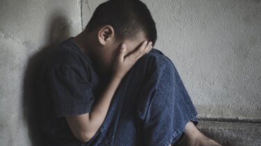 Πετράλωνα: 10 όργια στο σπίτι καταγγέλλει ο γιος - «Ο πατέρας μου με έσπρωχνε σε άλλους και με βίαζαν»