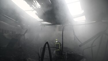 Υπό μερικό έλεγχο η πυρκαγιά σε αποθήκη πολυεστερικών στον Ασπρόπυργο