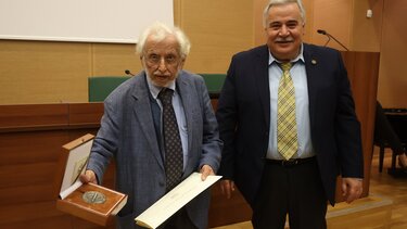 Συγκίνηση στην τελετή βράβευσης του πρώην Πρύτανη, Γ. Γραμματικάκη